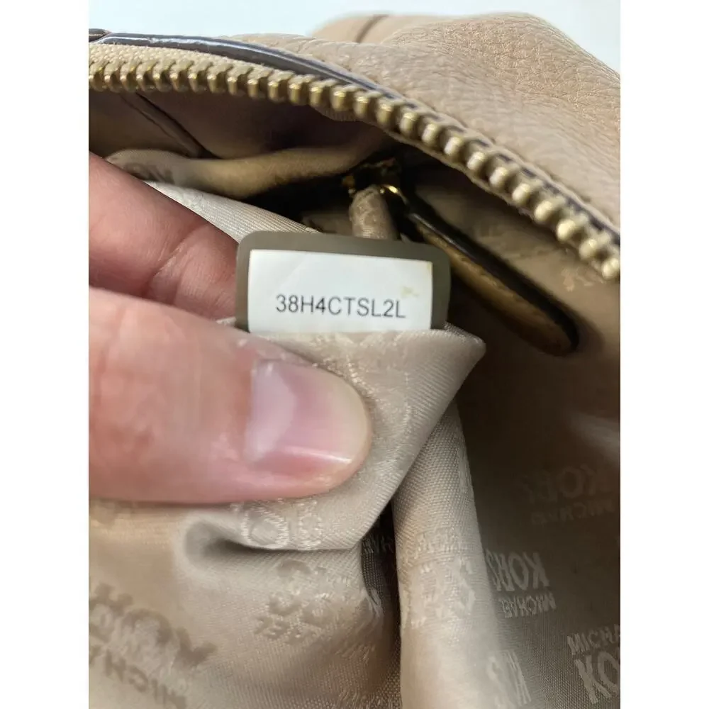 MICHAEL KORS, MEDIUM TAUPE PEBBLED LEATHER CROSSBODY BAG